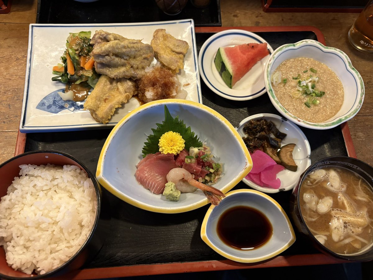 it921112's tweet image. 先日、元浜町にある『高杉』さんでランチを頂きました🍽️
店の前の数種類のメニューから選ぶ日替わりということで、マグロの天ぷらをチョイス🐟
ふわっと優しく広がる食感と旨みが大変美味しいです😋
お刺身をつけても1,000円、無ければ700円という破格の値段…！
お盆からはみ出そうな量でこれはお得🉐