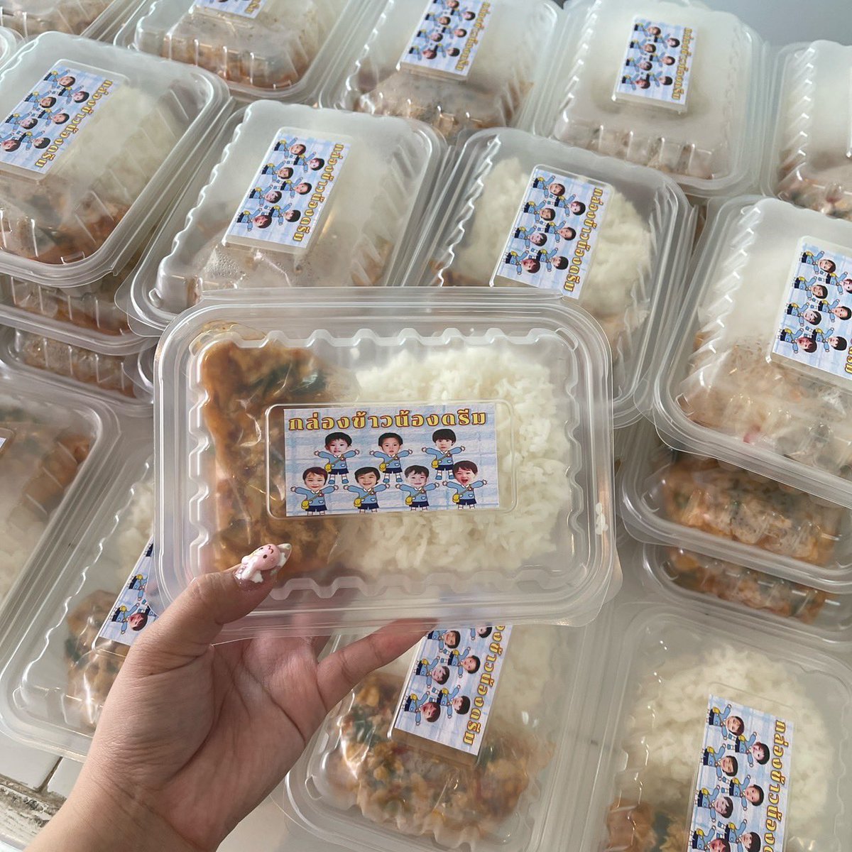 แม่ๆคนไหนยังๆไม่ทานข้าวกลางวัน ตอนเที่ยงมารับได้นะคะ 🐓“ข้าวกะเพราไก่” 🐓เพื่อนหนูตั้งใจทำมาก <a href="/Jas__mine_/">bread🍞</a> 

สถานที่จะแจ้งอีกทีตอนถึงราชมังค่า💚 #THEDREAMSHOW4_BANGKOK 
#THEDREAMSHOW4_inBKK 
#NCTDREAM_THEDREAMSHOW4inBKK 
#NCTDREAM_THEDREAMSHOW4inBANGKOK