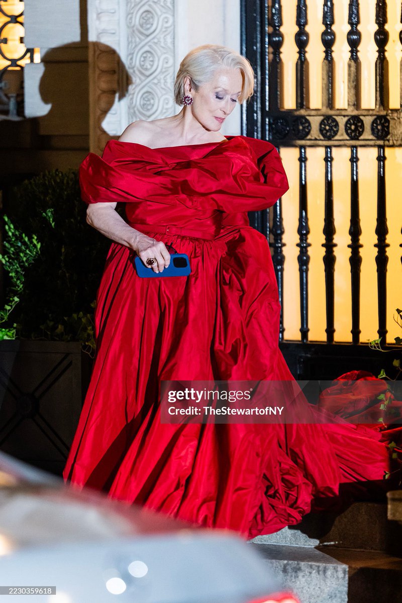 itsnotaboutabby's tweet photo. THE RED GOWN IS BACK AND OMFG 😳🫠
#meryl #streep #tdwp2 #miranda #priestly https://t.co/o7WtdOYiCh