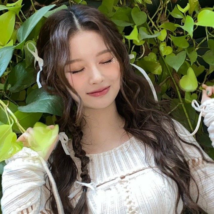 RESCENEGLOBAL's tweet photo. Sullyoon from NMIXX recommended 
Deja Vu through her bubble 🌱

She previously recommended Pinball &amp; IML!

#RESCENE #리센느 @RESCENEofficial https://t.co/36JD4FiJw1