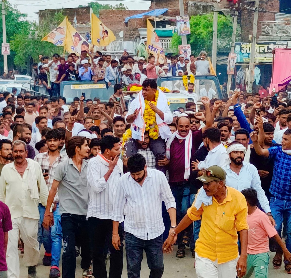 हाड़ौती के लुटेरों ने नरेश भाई को फर्जी मुक़दमा में फँसाकर जेल की सलाखों के पीछे डलवा दिया हो! लेकिन नरेश भाई की विचारधारा हर युवा के दिल में अन्याय के ख़िलाफ़ लड़ने की मशाल जला रही है.! युवाओं, किसानों, ग़रीबों और मजदूरों के क्रांतिकारी नेता नरेश मीणा को जन्मदिन की बधाई हो..!