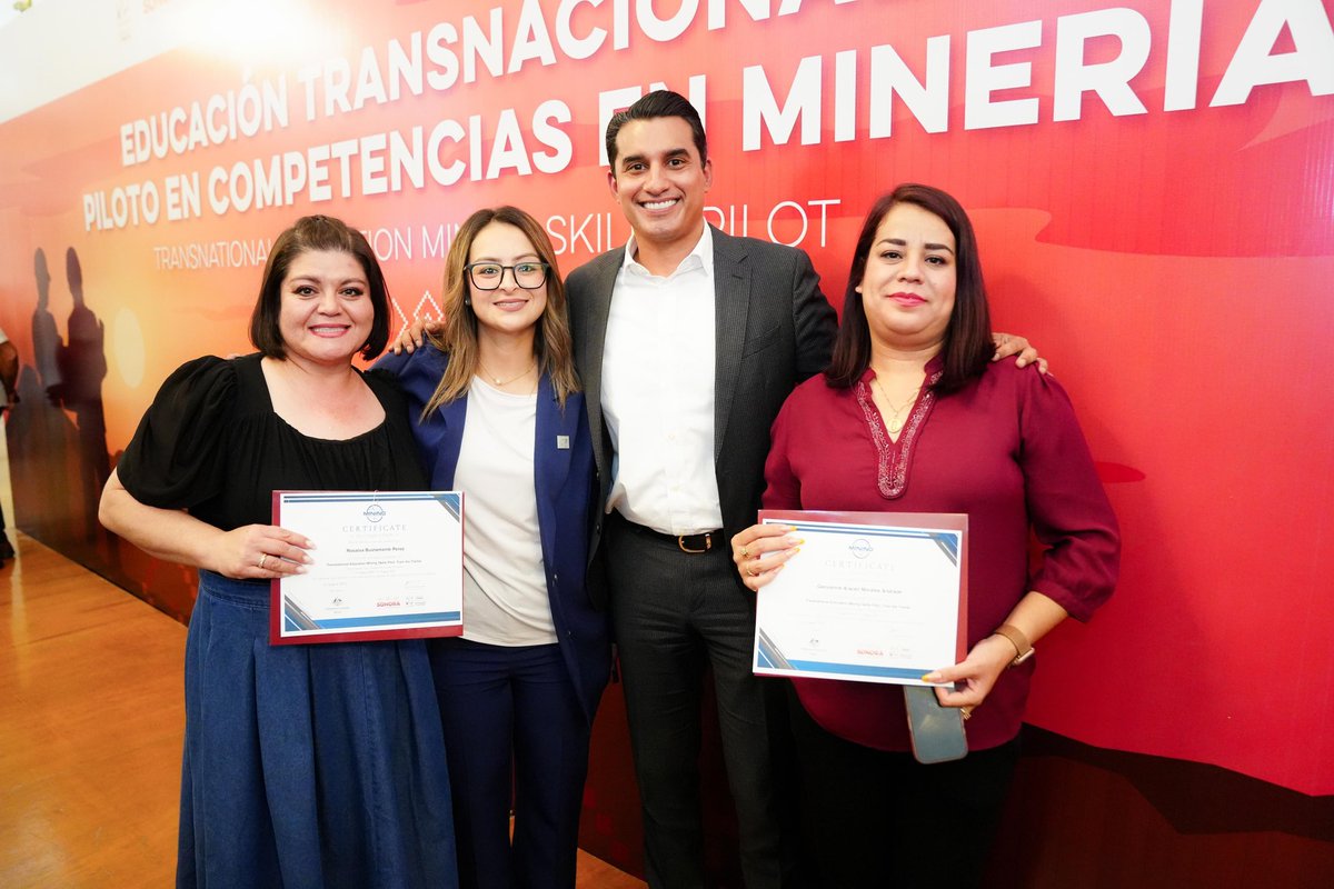 FroylanGamezG's tweet photo. Con aliados internacionales, el sector educativo y minero de #Sonora da un paso histórico. 🌎🤝

Acompañados por el gobernador @AlfonsoDurazo y la embajadora @AusEmbMex, reconocimos a las y los graduados del programa internacional “Train the Trainer” de Mining Skills Australia.

Nos llena de alegría ver cómo nuestra tierra se prepara para liderar la transición energética. ⚡