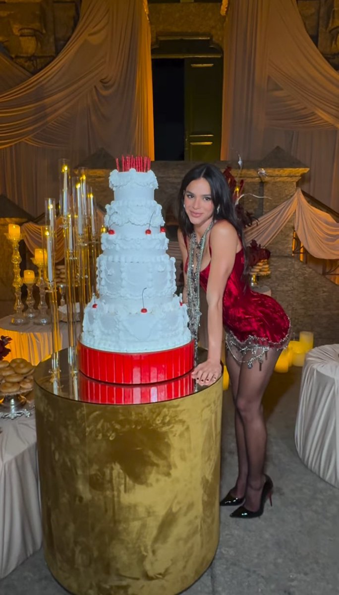 QGMarquezine's tweet photo. Lady in red! 

Bruna Marquezine, na comemoração de seus 30 anos https://t.co/E8KWYelx0M