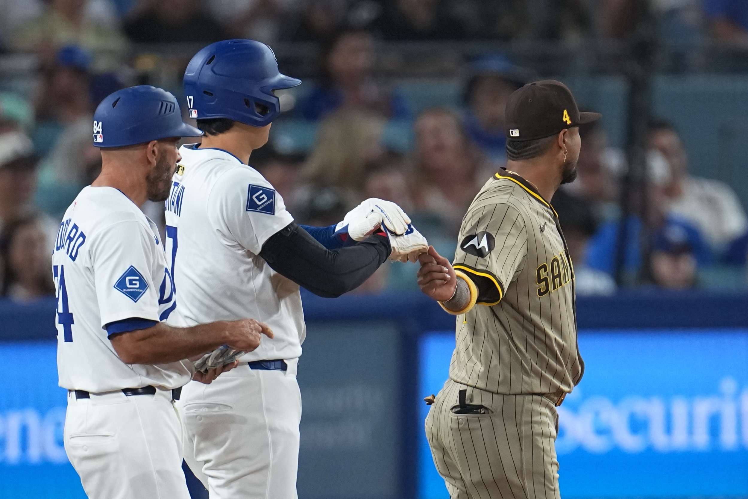 GycV7IkbcAAD_wg?format=jpg&name=4096x4096 Did That Really Just Happen?! Luis Arraez Grabs Shohei Ohtani’s Glove in Bizarre Dodgers-Padres Moment