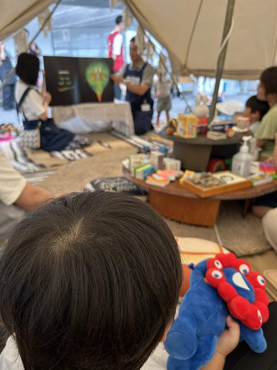 tsuchiyanoriko's tweet photo. 8/16-17、足立区庁舎ホールで子どもの遊び場やっています。

ボールプール、テントのお話し会、工作など幼児くらいの子たちに丁度いい遊び場で、２時間ほど楽しんで来ました！

すいていて快適でした。
お近くの方はぜひ今からでも。
明日もやっています⭐️

#夏の遊び場
#足立区庁舎 https://t.co/CsoQ4G50rk