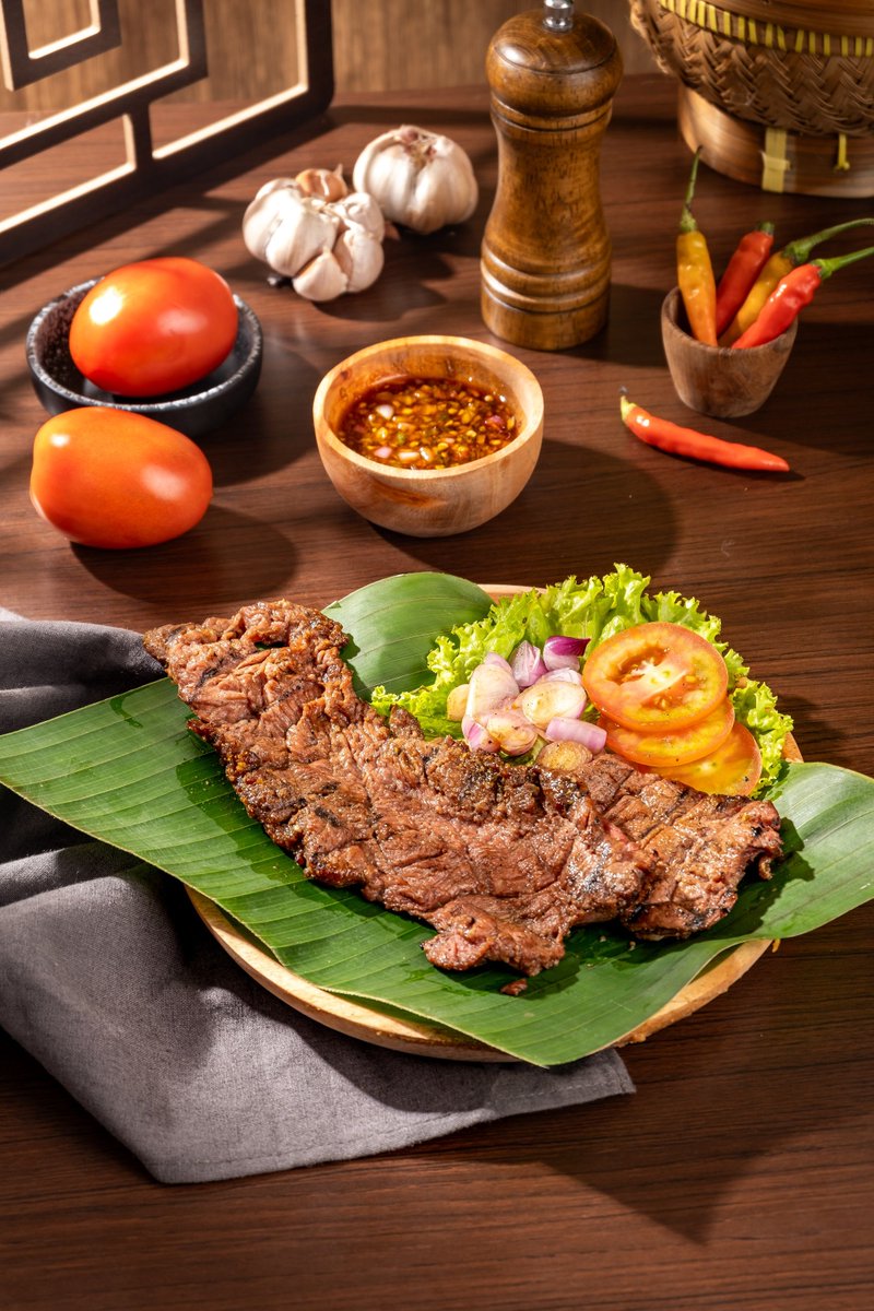 Waktunya pesan makan siang di resto Sate Tegal Marem.
Ada Kambing Guling yang mantap banget nih!