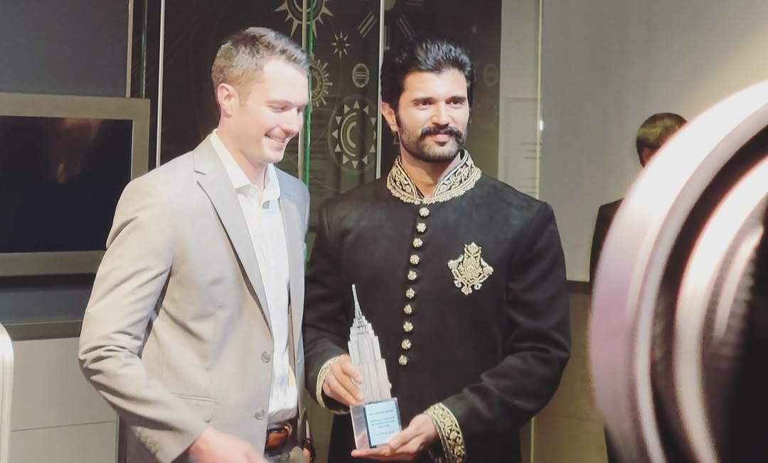 Indian star <a href="/TheDeverakonda/">Vijay Deverakonda</a> lights up NYC in honour of India Day 🇮🇳✨

#VijayDeverakonda