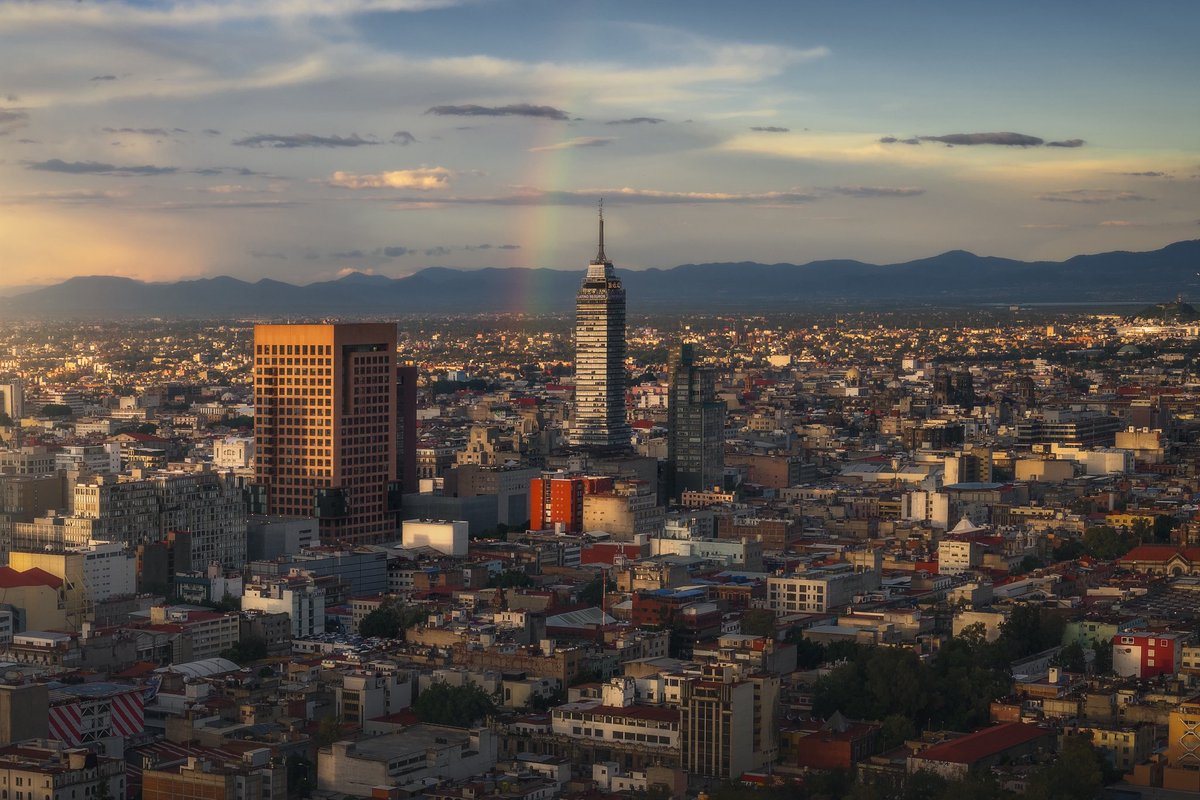 Una más de las escenas mágicas que nos está dejando este verano en la CDMX 🌆

Un arcoíris detrás de la Torre Latino 🌈