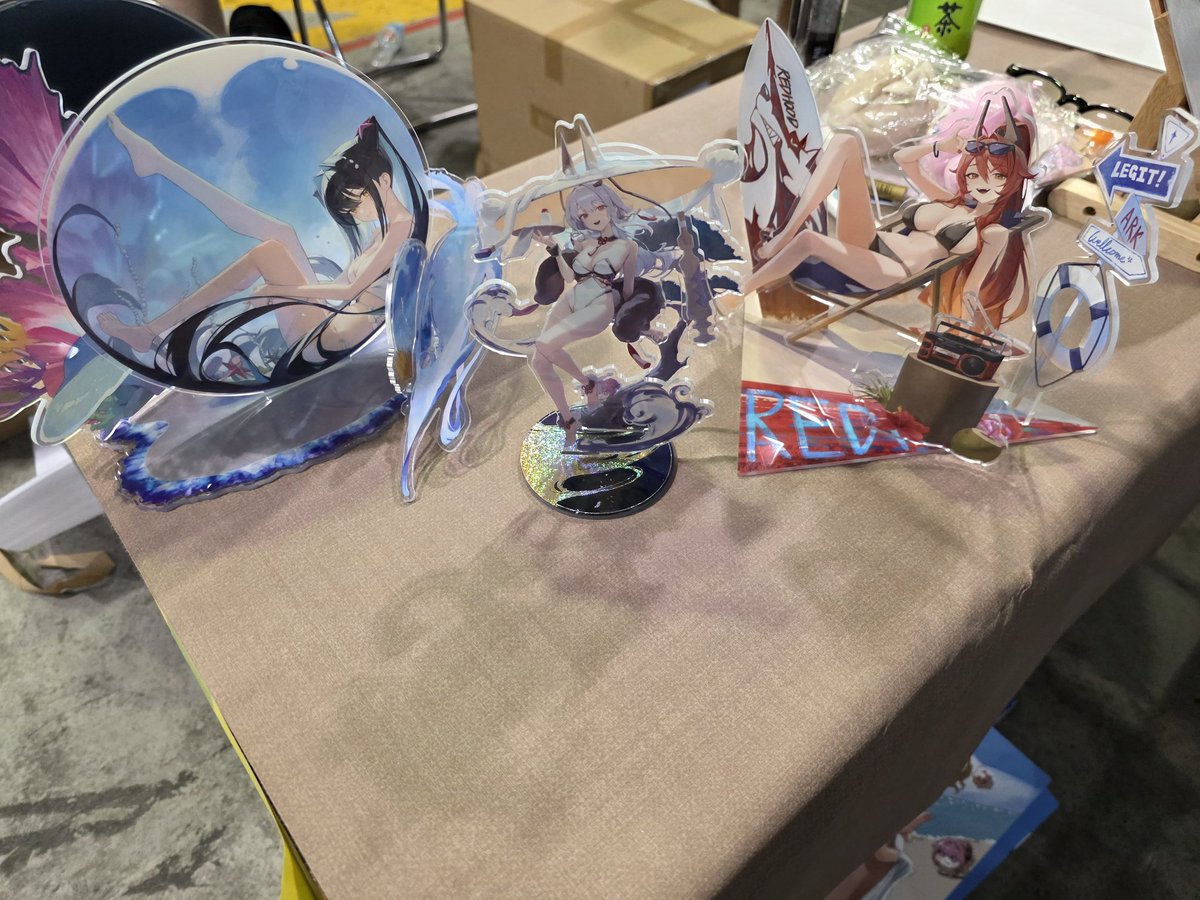 セットもすべて完売いたしました！
12:50に展示していたアクリルスタンド3種は、それぞれじゃんけんで決定いたします。
誠にありがとうございます！