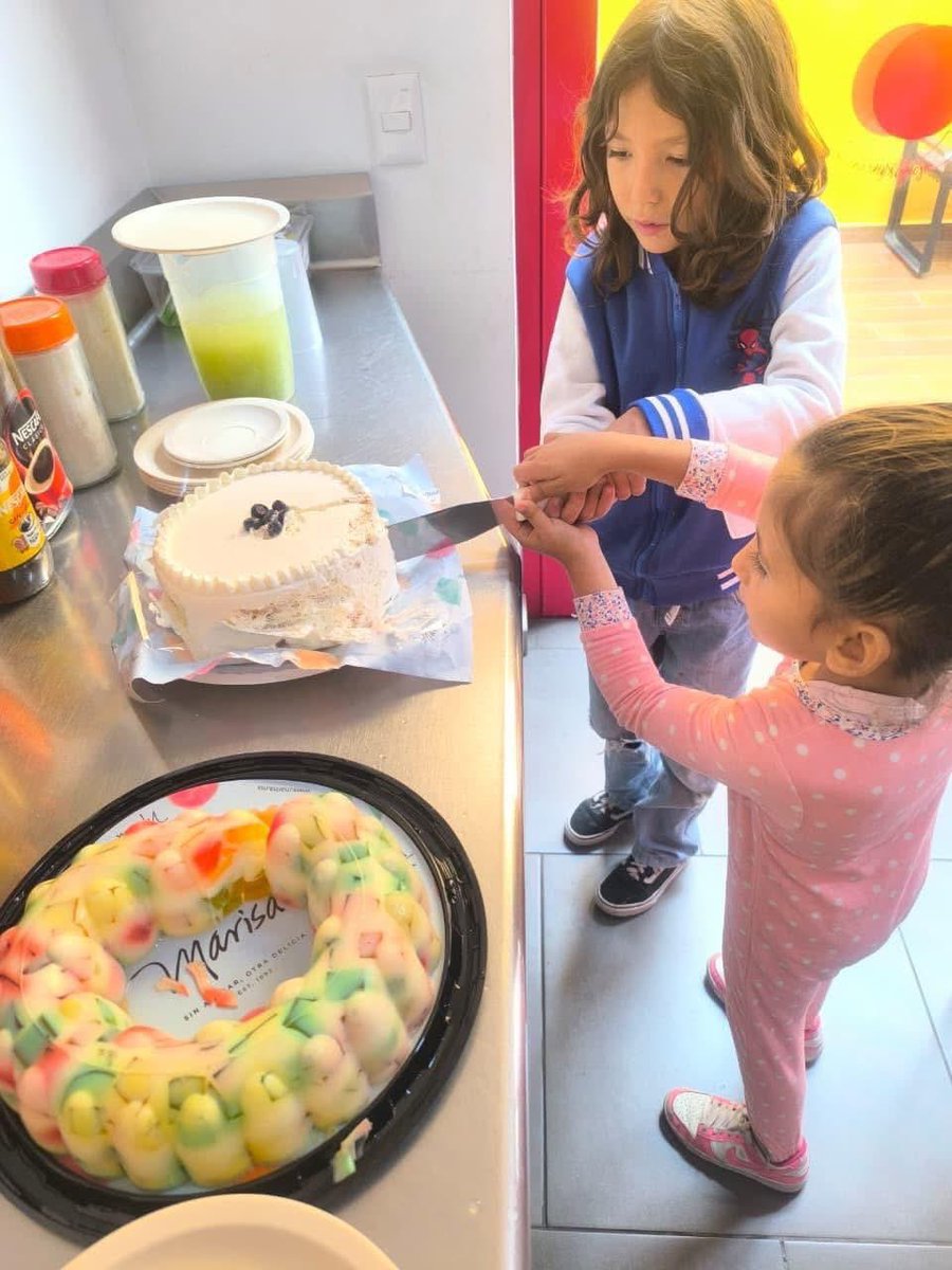 NARIZROJAAC's tweet photo. Agradecemos profundamente a nuestro benefactor Viator García por su generosidad y su gran corazón.🫶🏼 
Gracias por endulzar los días en nuestros albergues con deliciosos postres.🥮🧁
¡Gracias por unirte a la familia Nariz Roja y compartir esperanza con nosotros! https://t.co/JrEk1Eopg3