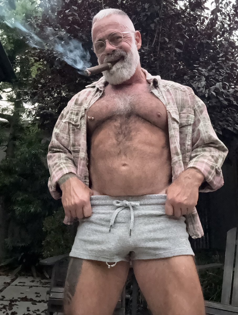 Friday evening, finally!  Work done, workout done, dinner done, cigar lit.  Hangin’ out in #daddyland for the win.  Wanna join me?

Justfor.fans/DarylRichterXXX
#musclebearpigdaddy
#cigardaddy
