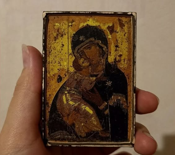 Земете ја во прегратките иконата на Пресветата Богородица како да е жива, како мајка ви кога сте биле мали.
Кажи ѝ ја сета своја болка и намокри ја со твоите чисти солзи и ќе се исцрпиш во постојана молитва.