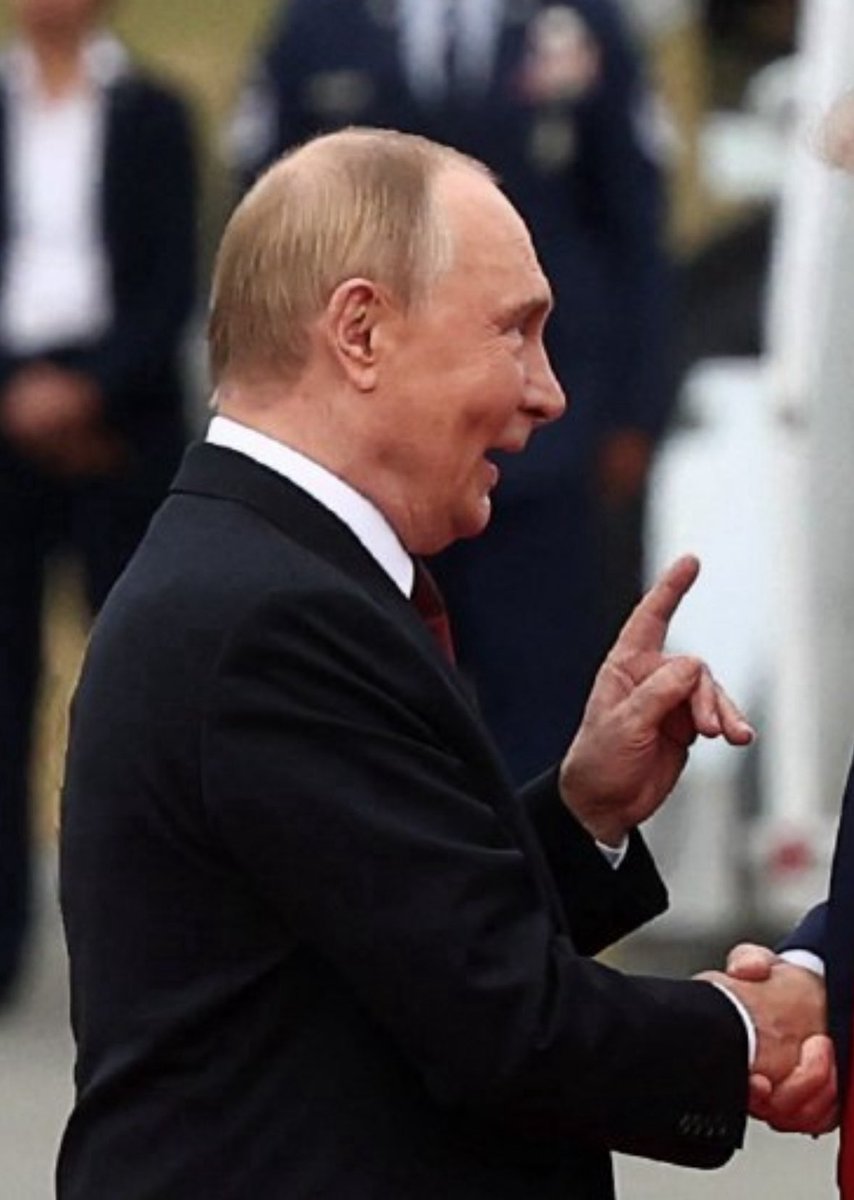 Не сравнивайте гитлера и путина.
Путин это не солдат и не оратор. Путин это обычный мелкий воришка попавший волею судьбы в роль хозяина огромной страны. 
Он не строил страну, он ее разорил.
А что бы это скрыть он нападает на соседей.
Маленький и подлый воришка.