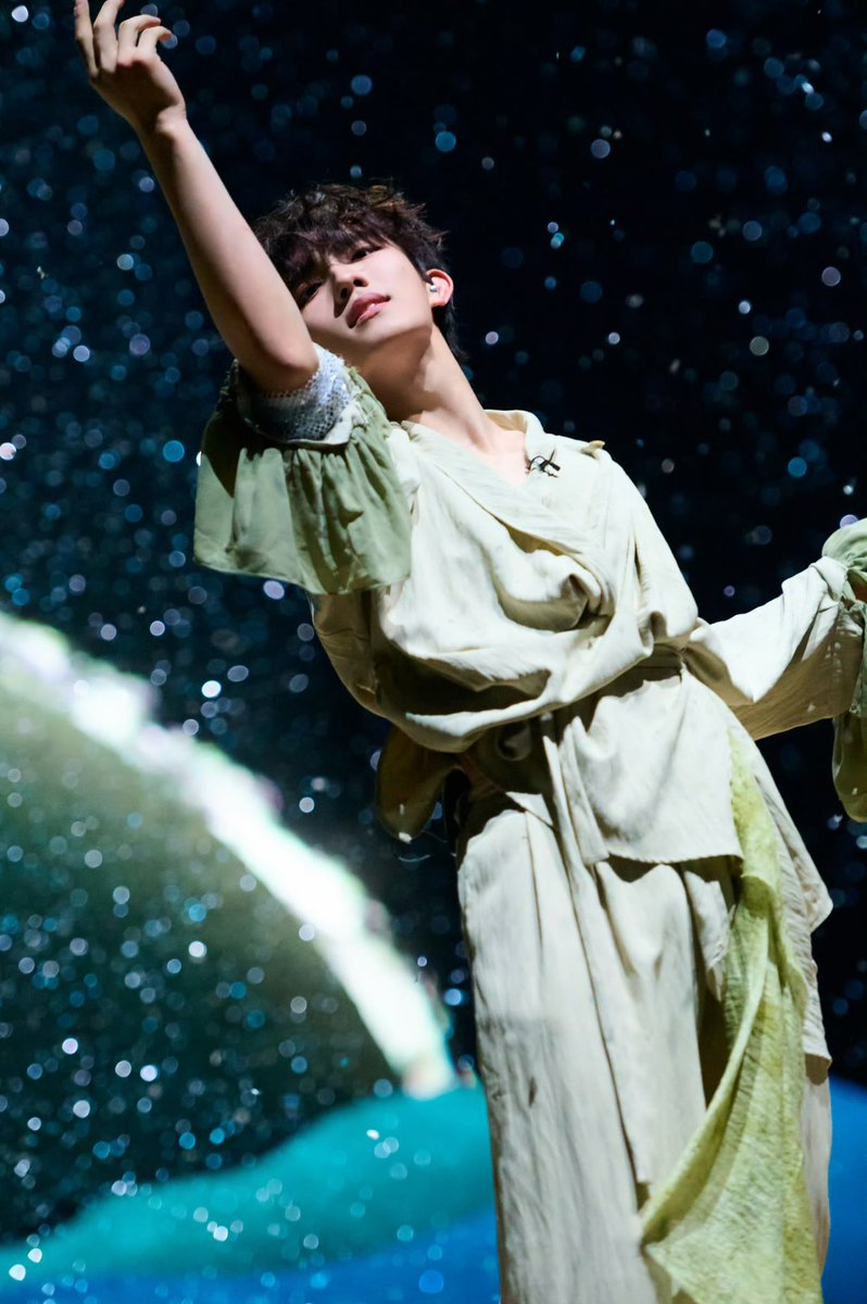 SuXinHaoTH's tweet image. 披荆斩棘   𝑾𝒆𝒊𝒃𝒐 𝑼𝒑𝒅𝒂𝒕𝒆!!
2025/08/15

“เด็กหนุ่มร่ายรำอย่างงดงาม อวดพลังและความมีชีวิตชีวาแห่งวัยเยาว์ท่ามกลางแสงและเงา”
@hunantvchina

⛏️: weibo.com/u/7606396325

#CallMeByFire2025 
#TOP登陆少年 #TransfOrmProject 
#Suxinhao #ซูซินฮ่าว  #苏新皓