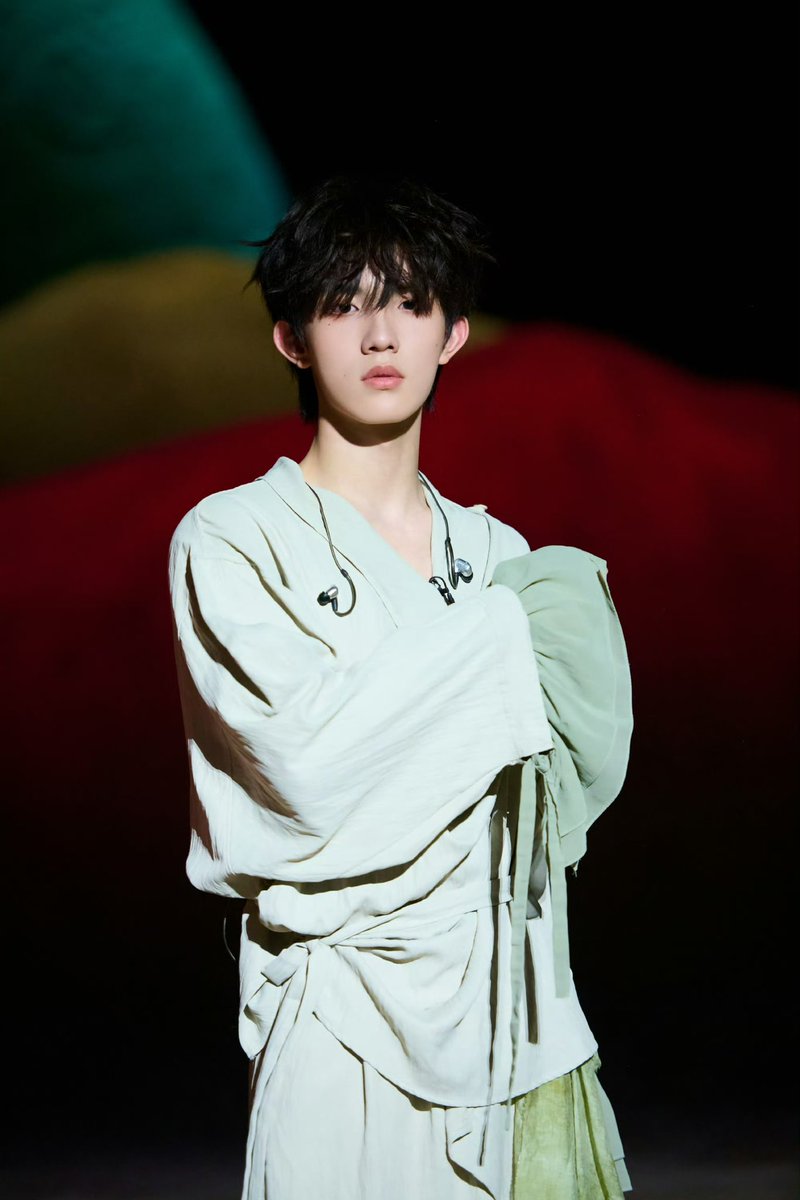 SuXinHaoTH's tweet image. 披荆斩棘   𝑾𝒆𝒊𝒃𝒐 𝑼𝒑𝒅𝒂𝒕𝒆!!
2025/08/15

“เด็กหนุ่มร่ายรำอย่างงดงาม อวดพลังและความมีชีวิตชีวาแห่งวัยเยาว์ท่ามกลางแสงและเงา”
@hunantvchina

⛏️: weibo.com/u/7606396325

#CallMeByFire2025 
#TOP登陆少年 #TransfOrmProject 
#Suxinhao #ซูซินฮ่าว  #苏新皓