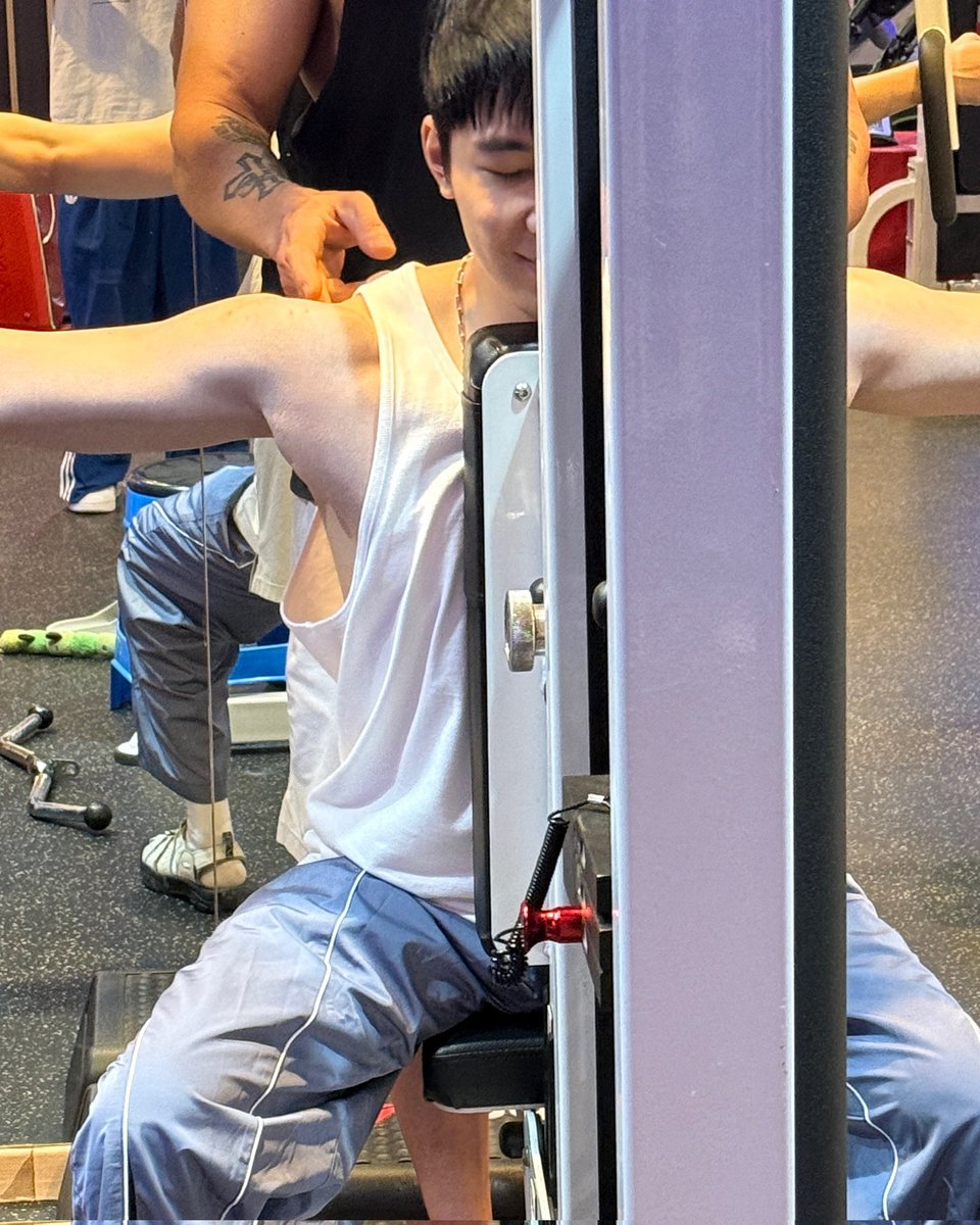 Capriwoncer's tweet image. Bisa orang ngegym ttp kliatan selucu ini maz?