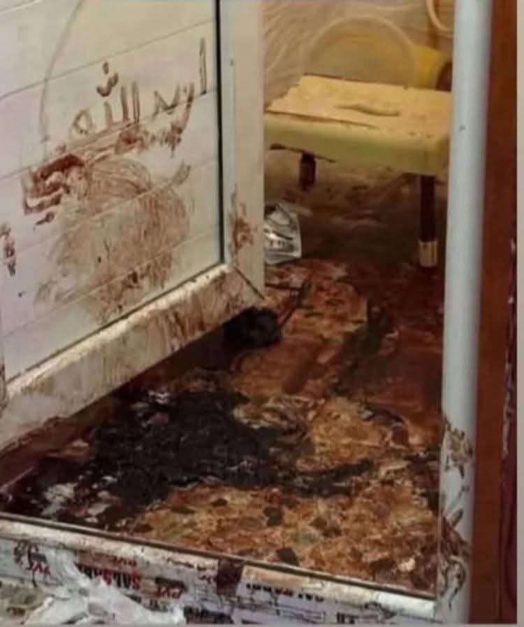 كاتب عراقي يقول 
#الدكتورة_بان 
كتبت ٢٧ قصة في خفايا النفس البشرية.وروايتين في جرائم القتل والبوليسية.عندما رأيت هذه الصورة،فهمت مَن كتبها، ولماذا كتبها، وماذا أراد أن يقول القاتل كتب هذه على لسان ضحيته،كما لو كانت تستنجد بالله منه،ليس ليقول هي من كتَبَتها،بل ليثبت تكملة الثريد👇🏻