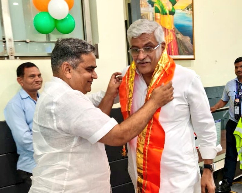 DakMla's tweet photo. माननीय केंद्रीय संस्कृति एवं पर्यटन मंत्री श्री गजेंद्र सिंह जी शेखावत जी को पुष्पगुच्छ प्रदान कर उदयपुर के डबोक एयरपोर्ट पर उनका स्वागत एवं अभिनंदन किया।
#GautamDak #Dabok
@gssjodhpur https://t.co/JhLORL43Ub