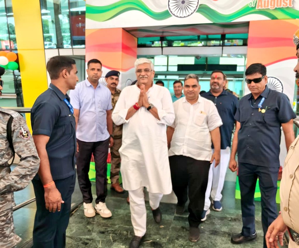 DakMla's tweet photo. माननीय केंद्रीय संस्कृति एवं पर्यटन मंत्री श्री गजेंद्र सिंह जी शेखावत जी को पुष्पगुच्छ प्रदान कर उदयपुर के डबोक एयरपोर्ट पर उनका स्वागत एवं अभिनंदन किया।
#GautamDak #Dabok
@gssjodhpur https://t.co/JhLORL43Ub