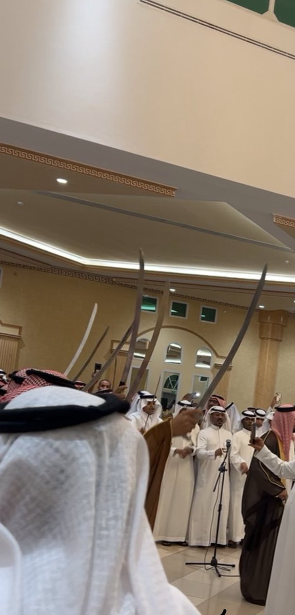 ان كانها بالطيب يشهد لنا الطيب
وان كانها ب السيف .. حنا طنايا 

شمر سناعيس المعارك بلا ريب
عبده وسنجاره ، والاسلم منايا .