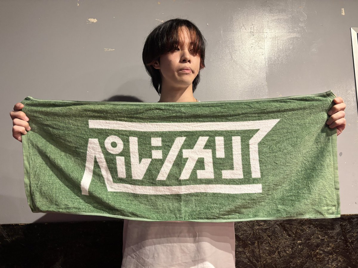 【新グッズ解禁】

ロゴタオル（グリーン）　2,000円

本日の物販から販売致します。
当日券もあります。
よろしくお願いします。