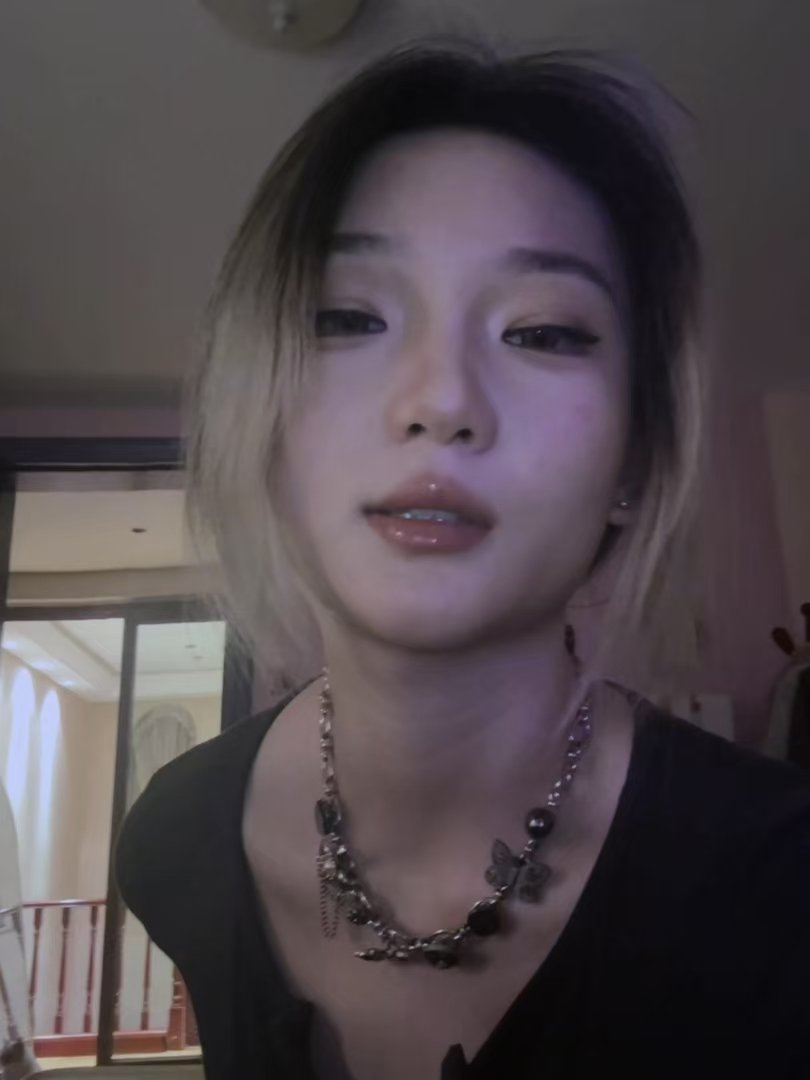 【骚货自曝】小骚货被曝光的感觉爽喷了，来发第二波了，这次小骚货需要大肉棒来给她解痒了，过来合照射屏奖励她，私我把她新拍的粉嫩骚穴发你泄欲！