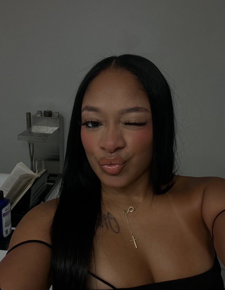 jojossworlddd's tweet photo. i’m so pretty. 🎀 https://t.co/fxLjWWiNpr