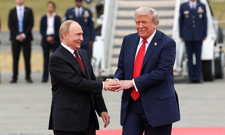 gbuhnici's tweet photo. Trump i-a oferit lui Putin revenirea pe scena globală cu un covor roșu. Putin nu a trebuit să ofere absolut nimic la schimb. Ba poate spune simplu: Jackpot!

Chiar rușii din delegația de presă erau încântați ce repede au obținut vizele de SUA. Mai puțin de 12 ore. "Când există voință lucrurile se întâmplă repede!" spunea unul dintre ei.

Imediat după întâlnirea altfel scurtă, Putin îl invită deja pe Trump la Moscova, probabil ca să îi arate el cum se face o primire oficială între niște mari puteri care își împart dreptatea de parcă ar fi bucăți de carne.

Fețe zâmbitoare. Nimic oficial. Ceva s-a negociat însă și nu cred că e bun pentru noi.

Speram că aflu în primul interviu după summit (la FOX), dar Trump minte iarăși că SUA au dat 350 de miliarde Ucrainei și UE doar vreo 100 de miliarde. O gogoașă evidentă care îl ajută doar pe el în fața MAGA si a lui Putin. Adevărul rămâne însă și trebuie spus: Europa cară greul cu sancțiuni (ia vezi de unde luăm de doi ani gaze și energie), milioanele de refugiați și arme tot multe mai ales de când SUA le tot amână deși americanii ar avea acum interese pentru minereuri nu doar pentru democrație.

Deci cine lipsește din circul ăsta? 

Păi, fix Ucraina și Europa! Victima care luptă pentru fiecare palmă de pământ și aliații care stau scut împotriva Rusiei. Ei sunt invizibilii din această șaradă, lăsați pe margine în timp ce Trump și Putin se comportă ca niște dictatori din secolul trecut. 

O mascaradă scârboasă și inutilă, asta e. 

Norocul nostru este că Europa și NATO nu mai sunt doar pisici blânde. E meritul ucrainenilor că rezistă dar ajutorul nostru este cheie. Încet dar sigur nu mai avem nevoie de fratele mai mare care ne ia la mișto in timp ce ne scutură buzunarele. Tarife, investiții și energie de sute de miliarde. Not enough, Uncle Sam?

Ucraina trebuie să reziste pentru noi toți pentru că nimic bun nu ne-a venit de la ruși de o viață de om încoace. Ne învrăjbesc de zeci de ani pentru că nu vor să ne vadă uniți nici cu frații noștri de peste Prut și nici cu cei de pe Dunăre spre exemplu.

Mă simt mai european ca niciodată și mă bucur că am șansa să văd diferența. 

Prosperitatea are un preț dar libertatea nu. Cred tot mai mult că TREBUIE să vorbim despre Federația Europeană. Nu avem alternativă în fața Federației Americane și a celei Ruse. Sunt doar niște prădători în acest moment care așteaptă și își creează momentul potrivit. 

Trebuie să le arătăm că momentul acela nu va veni niciodată pentru Europa.