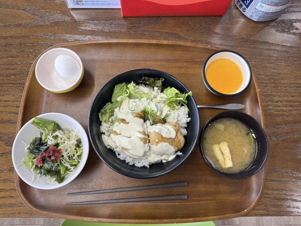 鶏肉の柚子胡椒マヨ丼、サラダ、味噌汁、温玉、牛乳プリン。
#お昼ごはん