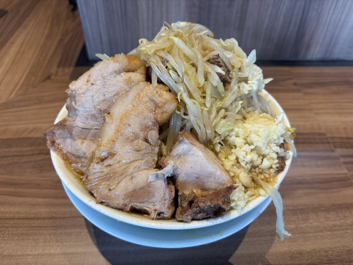 二郎系の亜流、らーめん菊。
小ラーメンの価格が1200円とかなり
攻めてますが納得の一杯🍜
豚が脂プルプル、麺もバキバキ。
めちゃくちゃレベルが高い二郎系かと
思います！！リピート確実。
#らーめん菊
