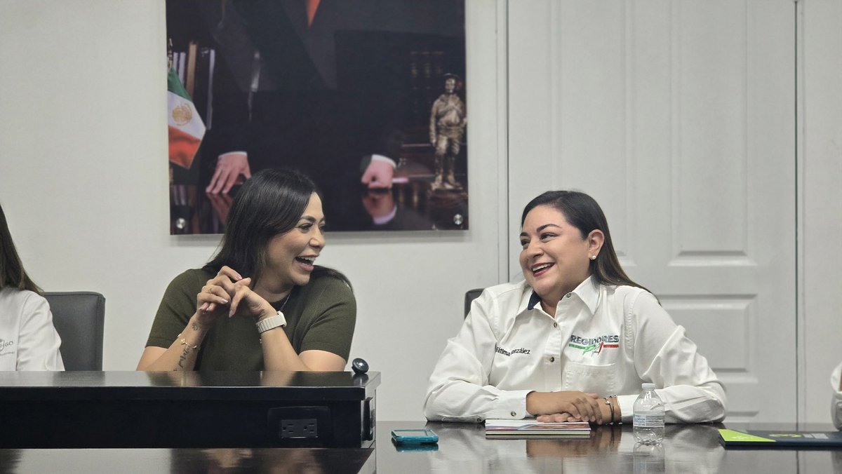 drahuizar's tweet photo. 🔴✨ Entregamos a nuestra Presidenta del PRI Estatal, Daniela Soto, el Tercer Informe de Actividades.

Tres años de resultados, tres años trabajando por la gente y por Durango🤝🏼

#AsíTrabajamosPorDurango
#InformeDraFatima
#GraciasPorConfiar
#EscucharYServir https://t.co/WqIDygpa0J