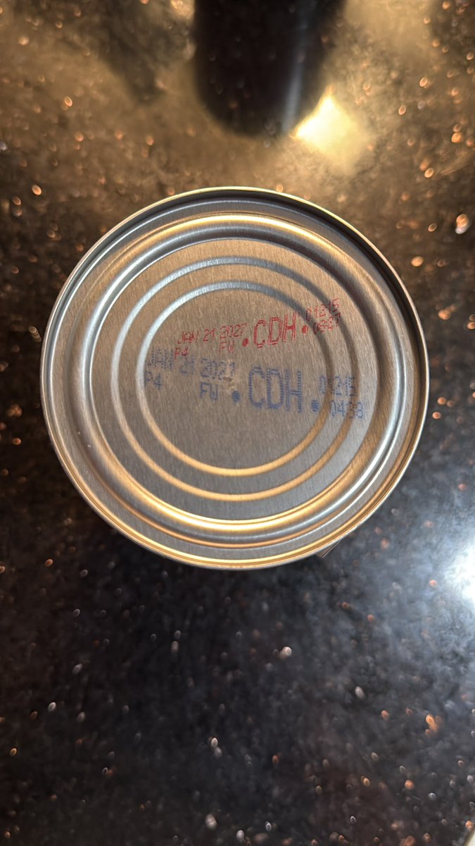 buddyonthebeat's tweet photo. @thecampbellsco please explain why I have two expiration dates exactly 6 years apart on the same can. #seemsfishy https://t.co/J4hAVskW6G