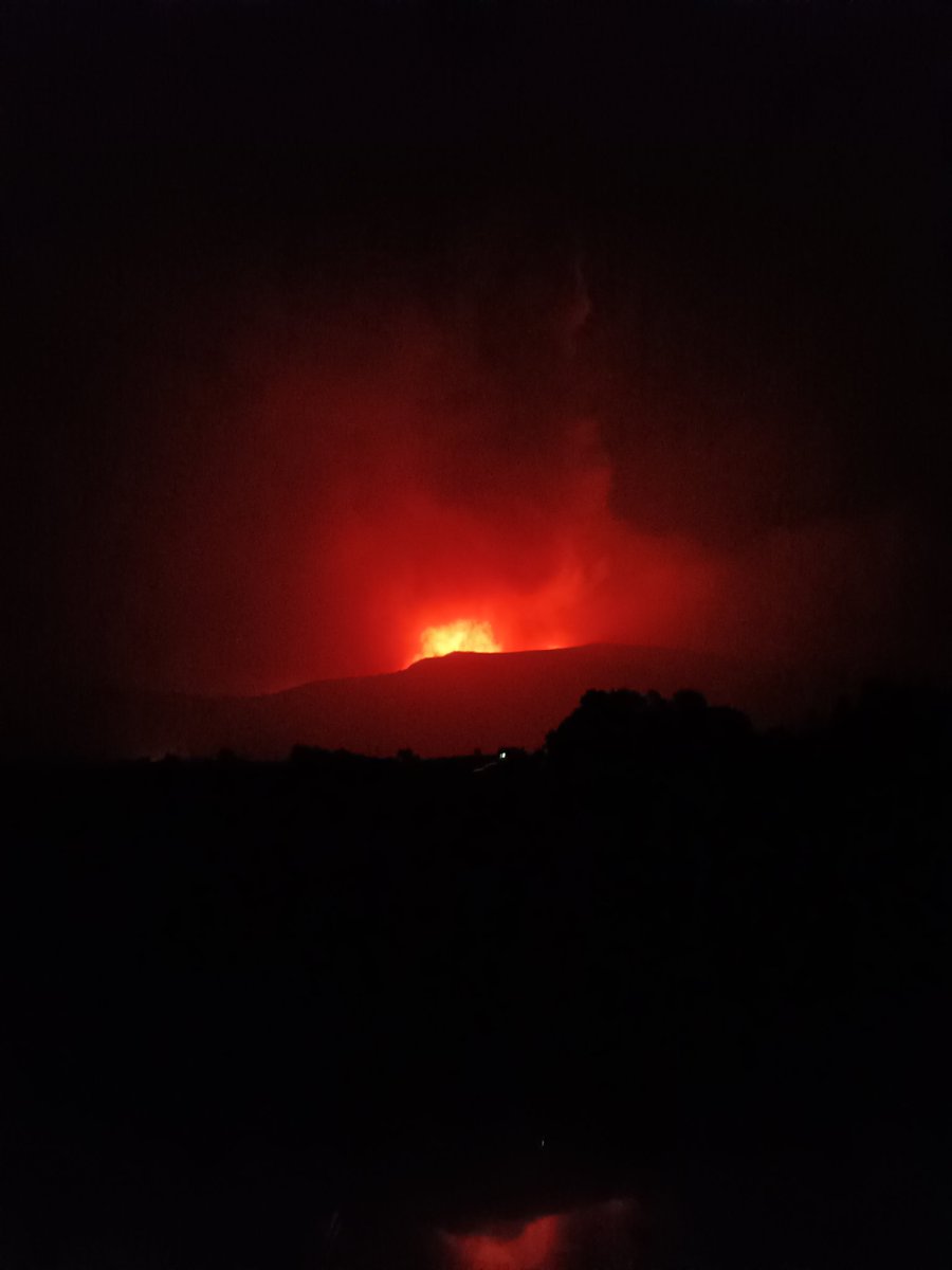 992JoelYoutube's tweet photo. Incendio de Yeres/Llamas de Cabrera, foto hecha antes del cruce de San Cristóbal de Valdueza y Manzanedo de Valdueza a las 2:55 de la mañana, ubicación y dirección en la q está hecha la foto en la tercera foto del tweet
@Infobierzo https://t.co/V6QI5IEMGR