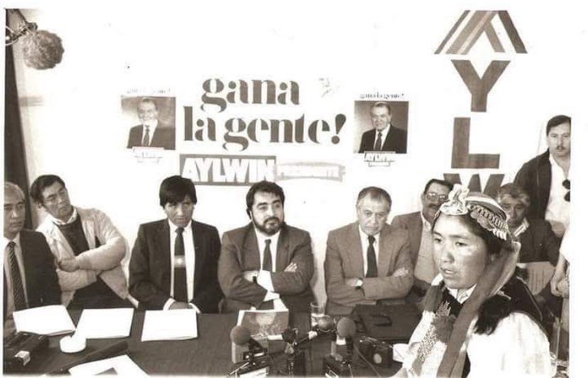 Daniel_Sandoval's tweet photo. La Consejera @AnaLlao me compartió este valioso registro histórico del Acuerdo de Imperial, un hito político fundamental del pueblo mapuche.
Un proceso marcado por presos, persecución y caídos, que tras una década de lucha, a fines de los 80, abrió camino a la Ley 19.253. 🌿✊🏽 https://t.co/4w0jjc2E9f