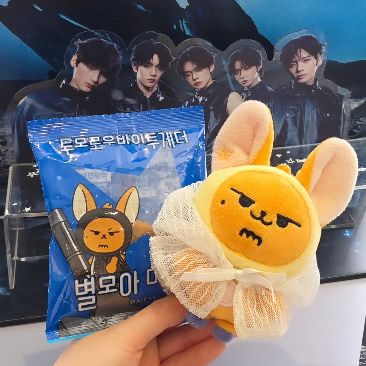 TXT_serenity's tweet photo. CU 명동역점 투바투 콜라보 팝업 이벤트💙
타투는 생각보다 어려웠다,,,
우뿌즈 키링 겟또🤍🩶
키링 진짜 예쁜데 팔아주면 안 될까요 🥺?
#씨유투게더 #TXT https://t.co/TdCjo55JvQ