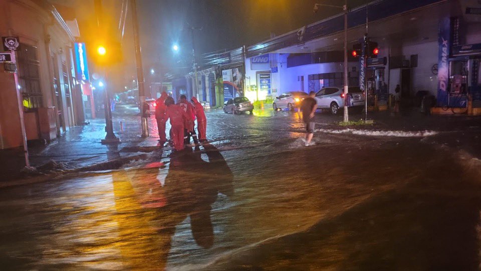 InformaES 🇸🇻 (@informaesv) on Twitter photo Socorristas de <a href="/CruzRojaSal/">CruzRojaSal</a> realizan labores de rescate de personas atrapadas en vehículos debido a las inundaciones provocadas por las lluvias.
También informa que en Santa Tecla, el personal brindó asistencia a un motociclista que estaba siendo arrastrado por la corriente. Socorristas de <a href="/CruzRojaSal/">CruzRojaSal</a> realizan labores de rescate de personas atrapadas en vehículos debido a las inundaciones provocadas por las lluvias.
También informa que en Santa Tecla, el personal brindó asistencia a un motociclista que estaba siendo arrastrado por la corriente.