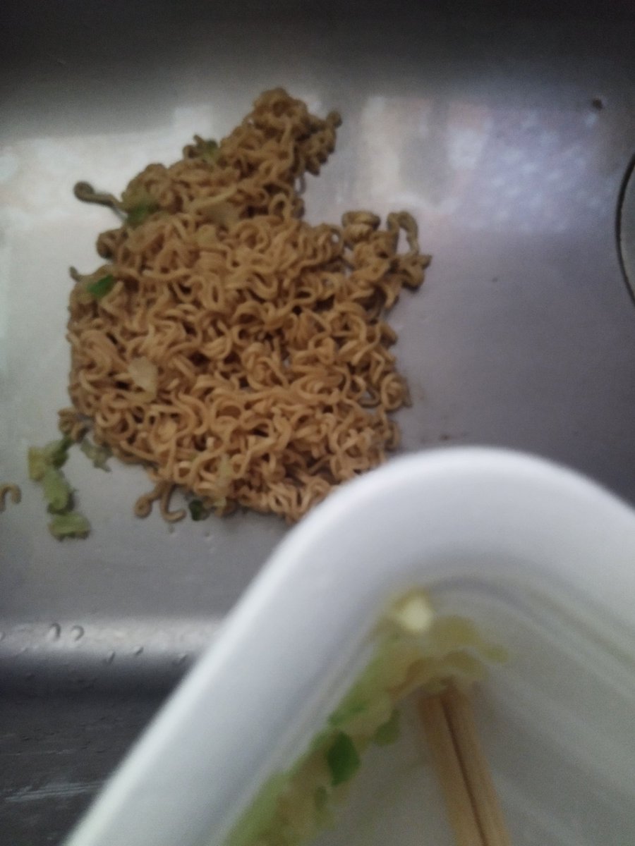 昼めしの一平ちゃんお好み焼きソース、、、フタ紙取ろうとして流しにぶちまけちまった、、、