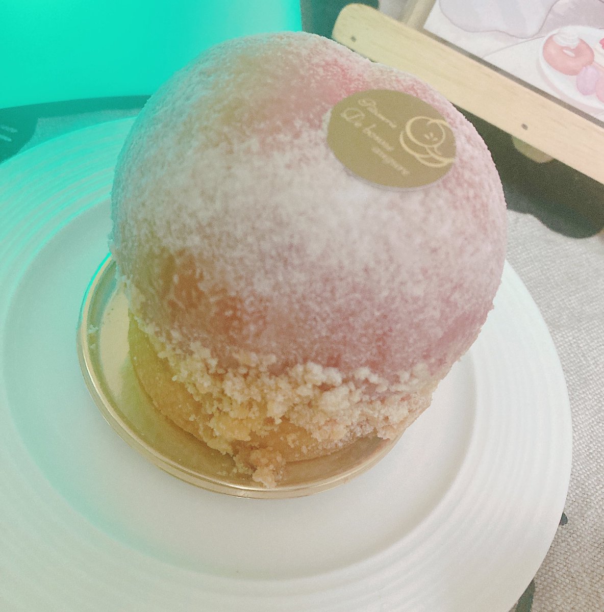 shortcake_suko's tweet photo. ドゥボンヌオーギュル　まるごと桃のタルト
圧巻の１つ丸ごと桃のタルト！
ぷりぷりで柔らかな桃とクッキーのようなサクサクのタルトでした！
中にはカスタードが詰まってて中まで甘さ溢れてた〜！ https://t.co/xvKujV0aH1