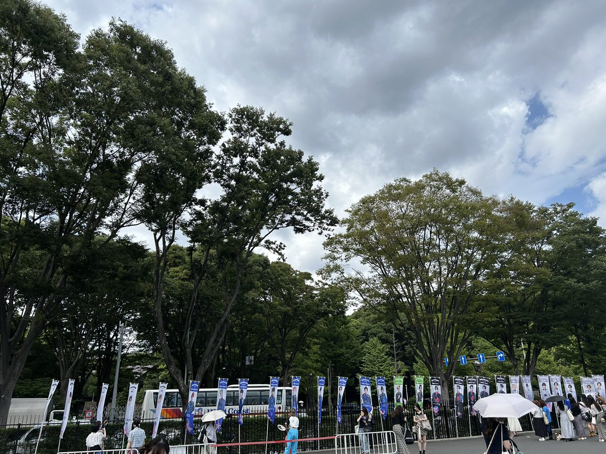 K99398006's tweet photo. @ota_oto_ato お待たせしております。会場に戻ってきましたのでいつでも交換可能です！原宿口側のスパドラの旗の向かい側におります( ¨̮ ) https://t.co/Z2j0o5dWMx