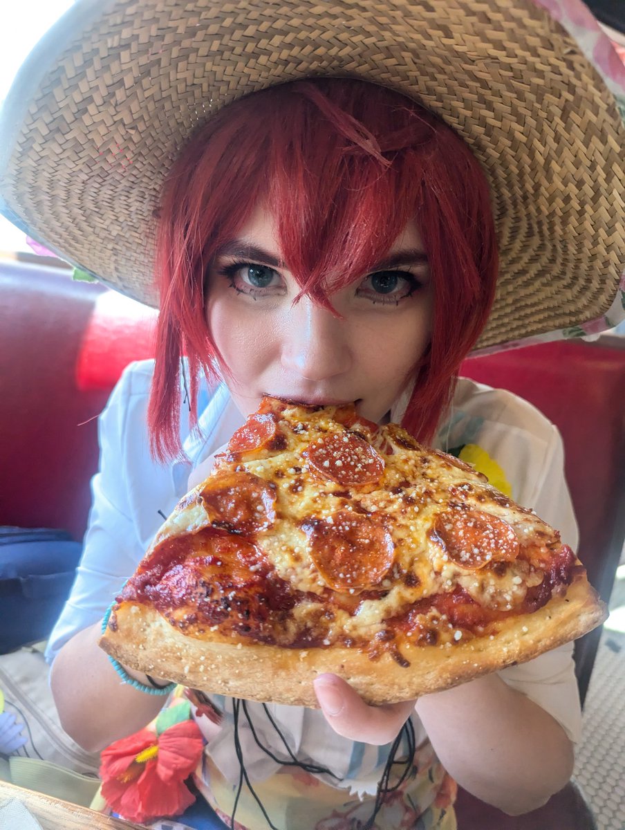 Bellfrost_'s tweet photo. Riddle Rosehearts getting drunk and eating junk food. Who would have thought? #colossalcontx https://t.co/gz6nrPzKbQ