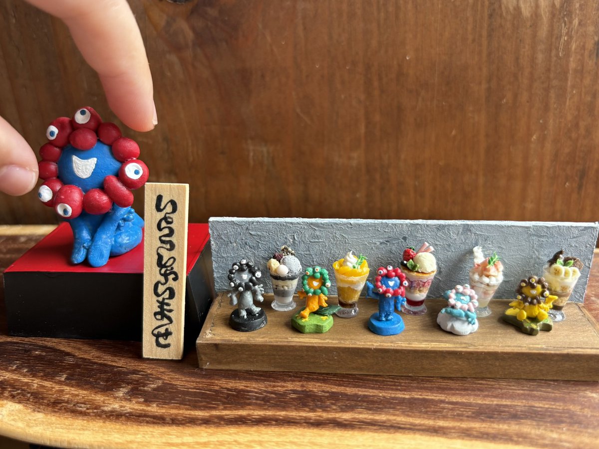 mush_o2u8_'s tweet image. 海洋堂のミャクチャクフィギュアのミニチュア作ってみた！
色に合わせたパフェも〜
ミニチュア万博❤️💙🤍

#ミニチュア　
#ミャクミャク