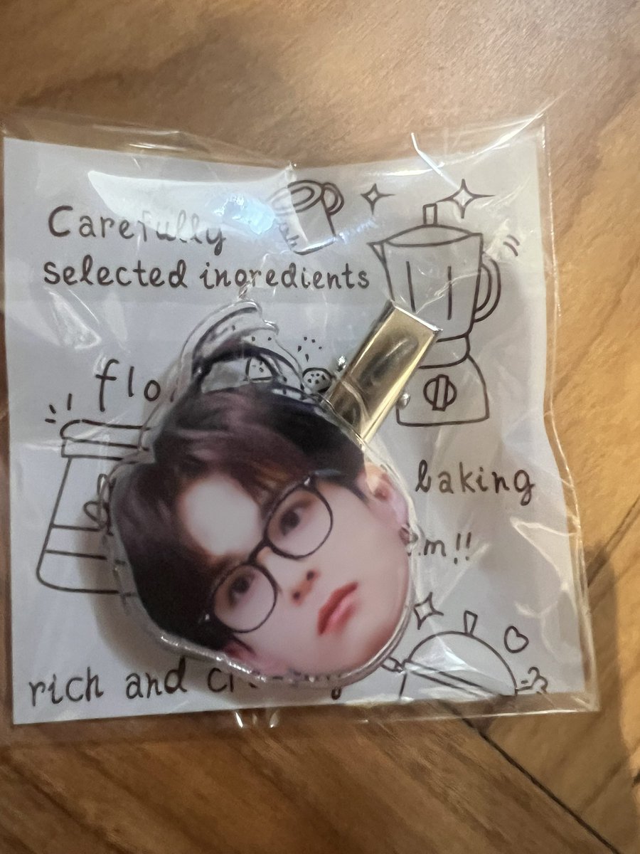 sk___sapicn's tweet photo. 大阪センイルカフェ
CAFE HORANG-I 様
マカロンセット(マカロン1,ドリンク1)
注文でセット先着特典数量限定で
アクリルヘアピンプレゼントです。
誕生日当日先着特典バッジもあります。
#ASAHI_BDAY_PARTY
#아사히 #センイルカフェ #センカ #treasure #トレジャー #朝光 #アサヒ https://t.co/YCDczbvLf5