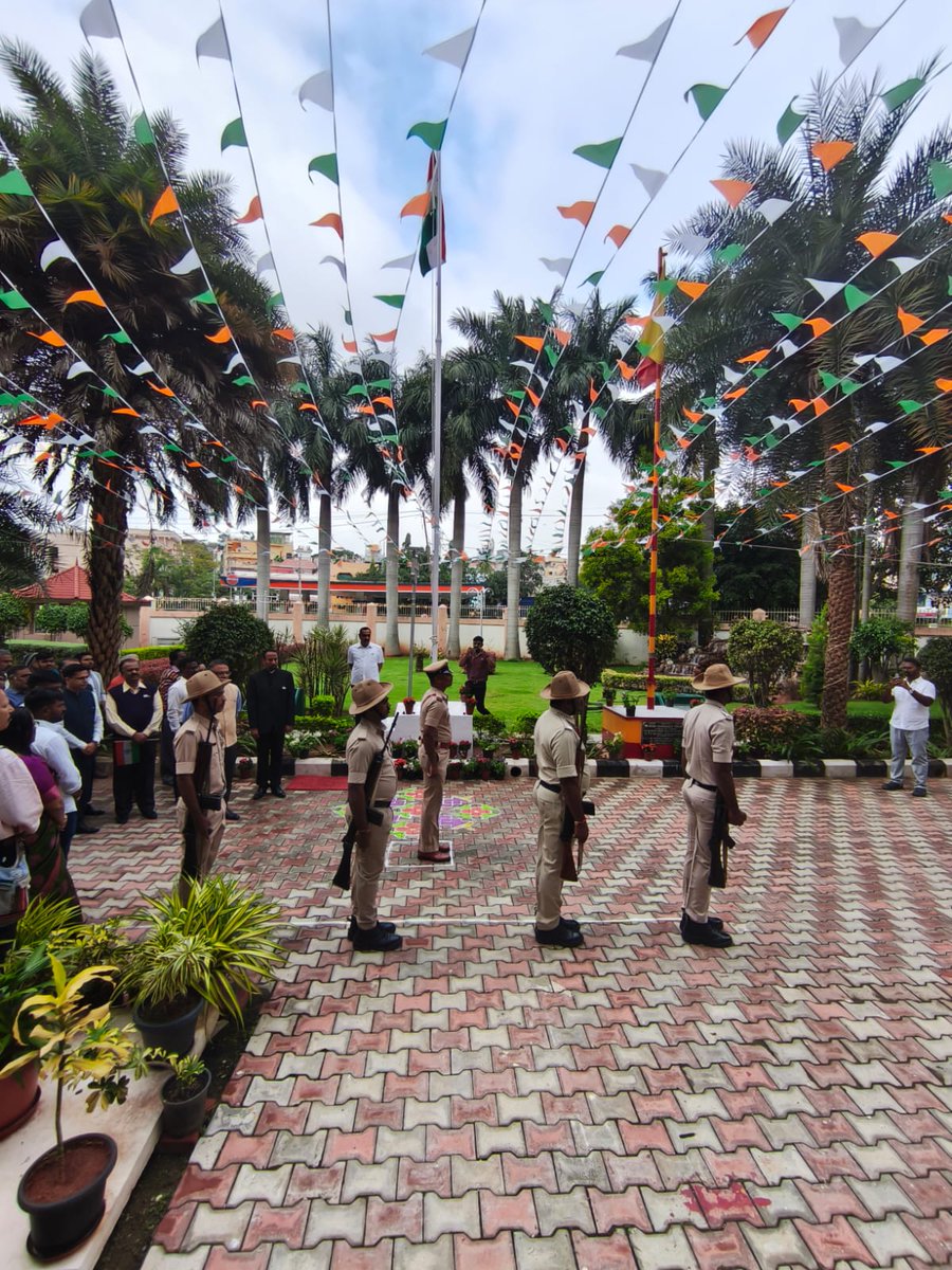 RPO Bengaluru joyfully celebrated the 79th Independence Day 🇮🇳✨ with Dr. K.J. Srinivasa, JS(PSP) &amp; CPO, <a href="/drkjsrini/">Dr K J Srinivasa</a> hoisting the National Flag.