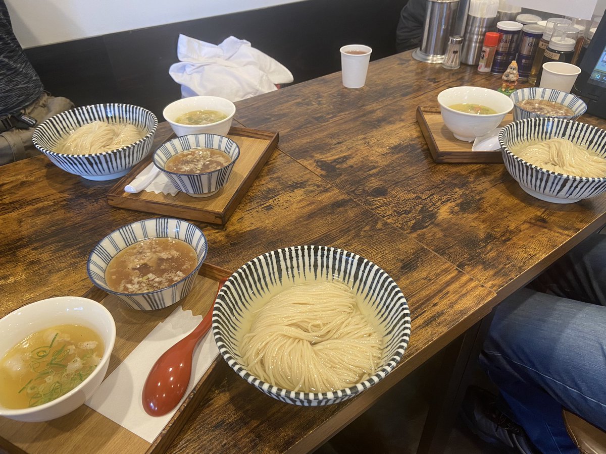 鶏そばAkari×麺の虜
１日限定４周年コラボ！
お互いの店のカラーがしっかり出た
地鶏出汁と牛出汁の２種類のつけ汁
とっても贅沢なランチでした！
しおちゃん<a href="/JirouK_Ramenman/">しおちゃん</a> 
八百屋さん<a href="/yaoyaururira/">おやおや八百屋</a> 
ご一緒ありがとうございました！
#鶏そばAkari
#麺の虜
#４周年
#昆布粋つけ麺