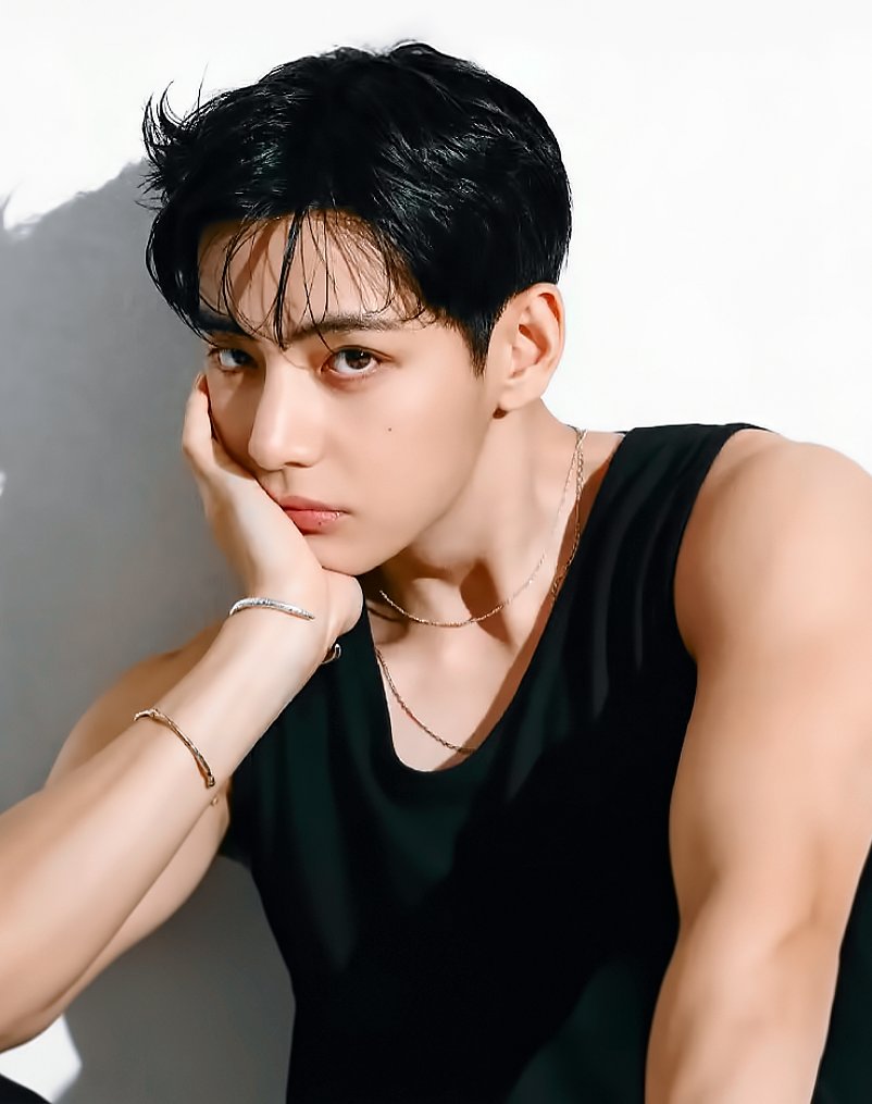 군대 가서 18개월 기다렷는데 미남손실 없이 
이런 얼굴로 돌아와주면 휀걸들 벅차오르죠