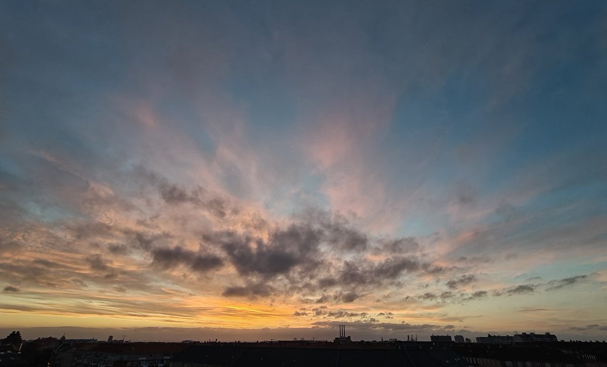 Se, hvilken morgenstund!
Solen har guld i mund.
Skyerne flyver forbi
og regnen den er vi helt fri.
Lørdag er ikke det værste, man har
og om lidt er kaffen klar.

Find dit lokale vejr her: dmi.dk/danmark/region…