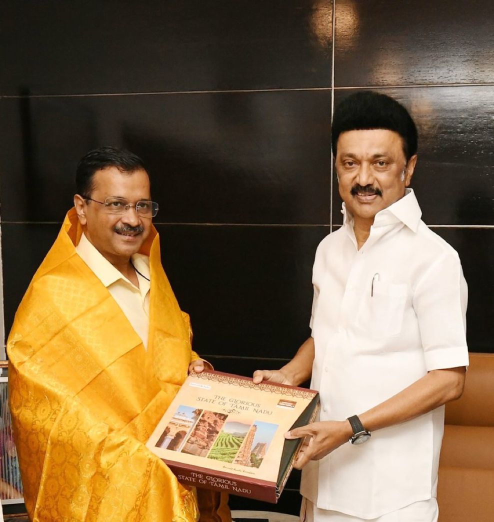 KanimozhiDMK's tweet photo. Birthday wishes to Aam Aadmi Party National Convenor Thiru. @ArvindKejriwal. His commitment to fighting the Union government’s dictatorial tendencies and his service to the people of Delhi are commendable. Wishing him success in all his endeavours. https://t.co/zmfZJjVxuD