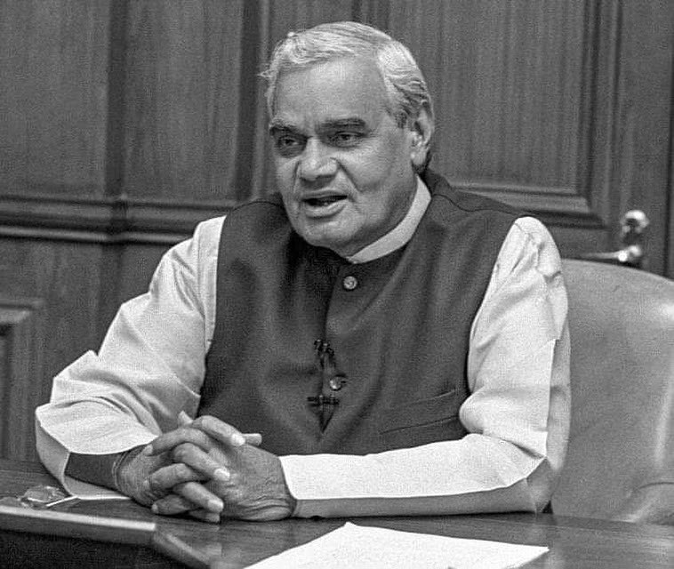 पग-पग पर गिरते-बढ़ते,
आगे ही बढ़ना होगा,
पीछे मुड़कर देखो मत,
कदम मिलाकर चलना होगा

"अटल बिहारी वाजपेयी" 🙏

#AtalBihariVajpayee