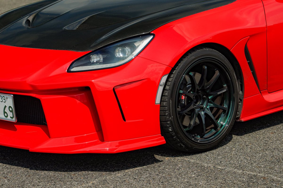 CE28 N-plus 18×9.5J+43 5/100【FACE3】
レーシンググリーン　トレーラーと色を合わせたいが為に買いました！光が当たれば緑、当たらなければ黒にも見えるホイールです♪