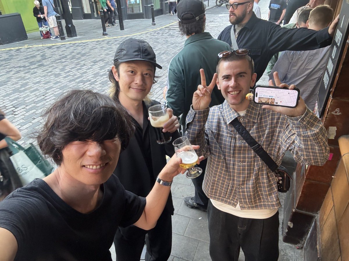 alexandroscrew's tweet photo. ロンドンでマレーと遊んだよ。そして日本ではThis Fes初日に出演してくれます。お楽しみに！洋平

Had a blast with Murray in London.
Japan — first day of This Fes, he’s in.
Yoohei https://t.co/gxeDkbSta6